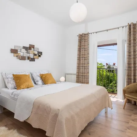 Carmen Apartment *
