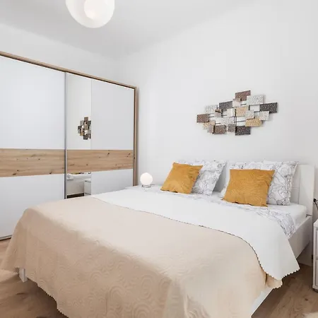 Carmen Apartment *